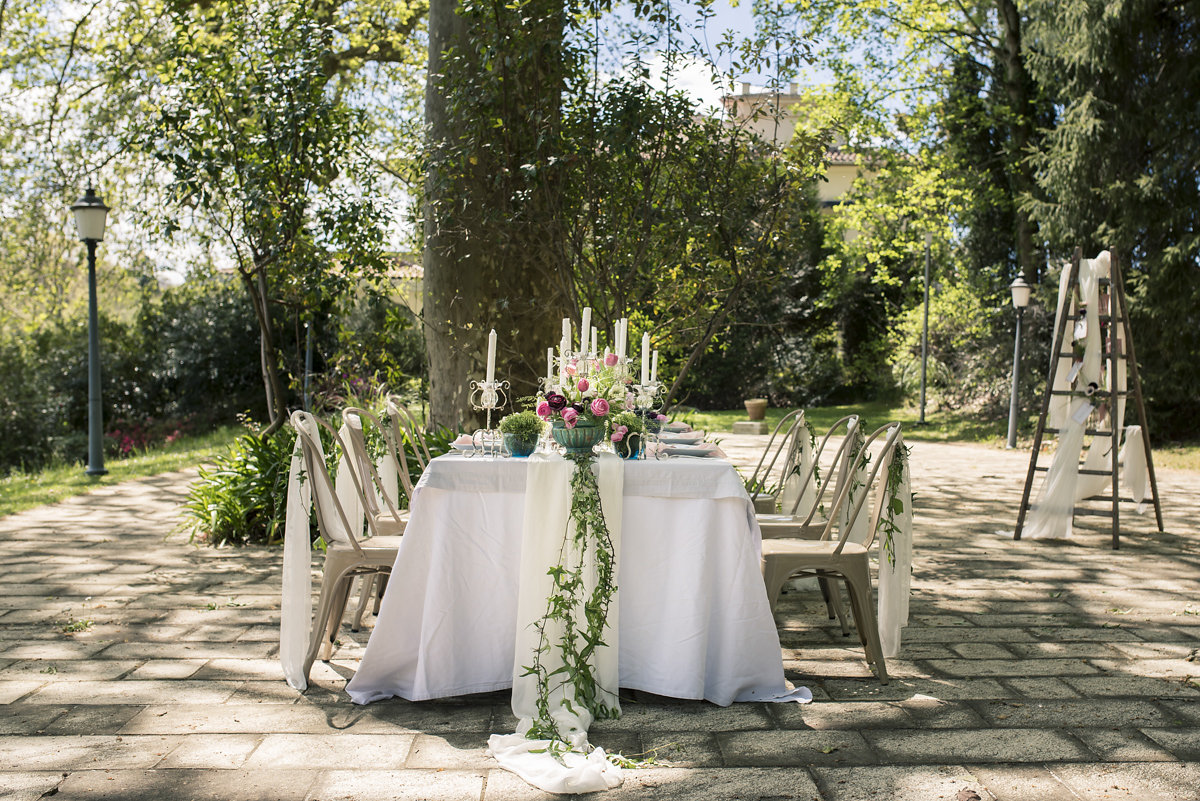 Décoration de table en extérieur de mariage sur Biarritz par une fleuriste et décoratrice du Pays basque.