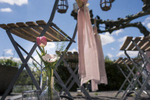 Déco Pour Allée De Cérémonie De Mariage En Tulipe Et Fleurs Fraîches Au Pays Basque.