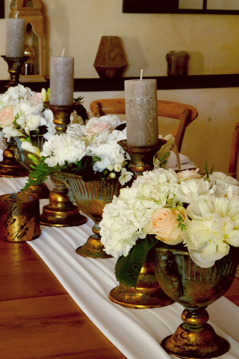 Ancien vase médicis pour bouquet de fleurs de mariage champêtre au thème doré et vintage.