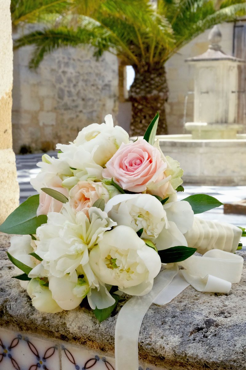 Bouquet de mariée au thème rétro vintage et champêtre de pivoines et roses blanches et pastels.