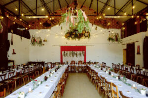 Mariage De Type Banquet Dans La Salle De Réception Insolite De Cette Grange Des Landes.