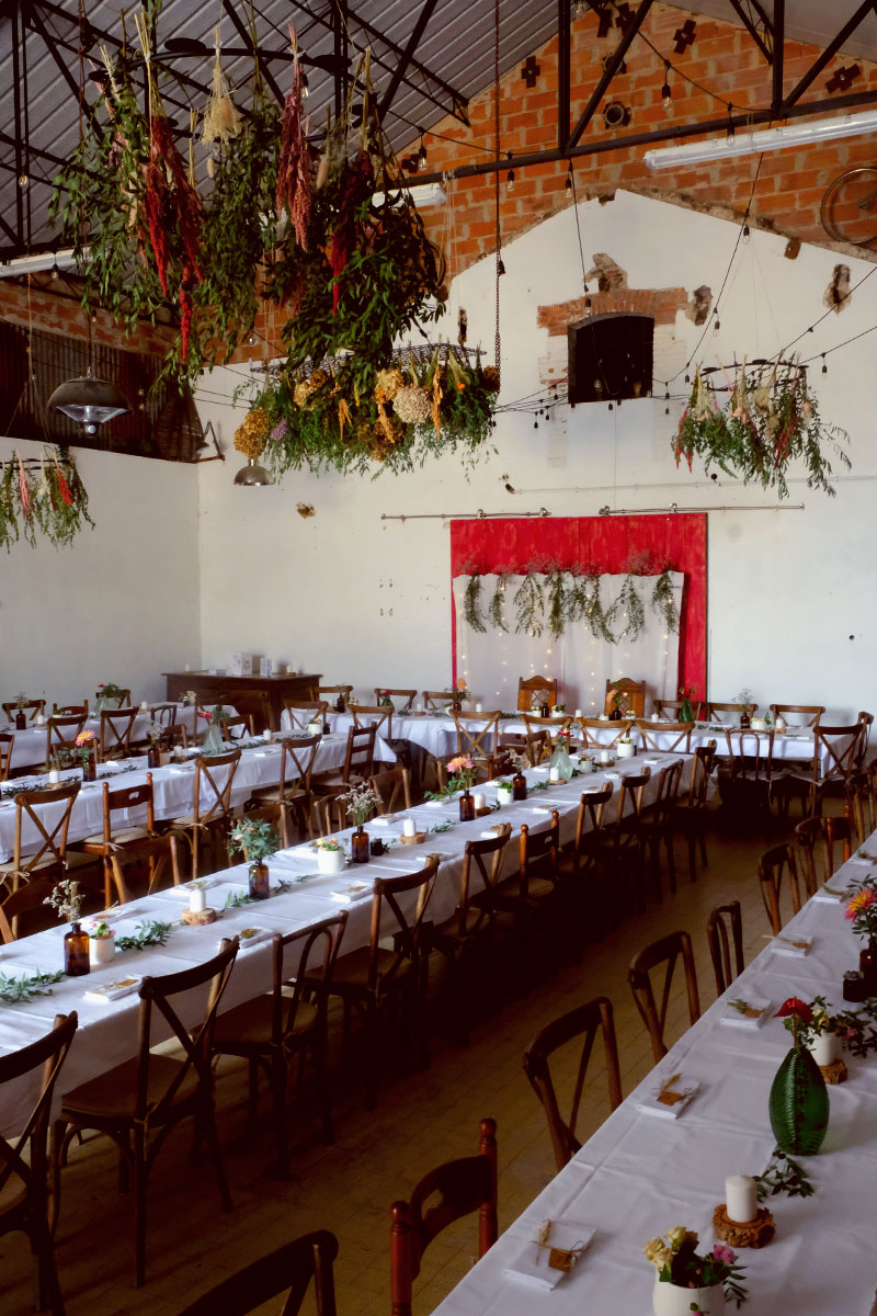 Réception de mariage à la brasserie du Domaine de Lugazaut avec une déco florale champêtre chic.