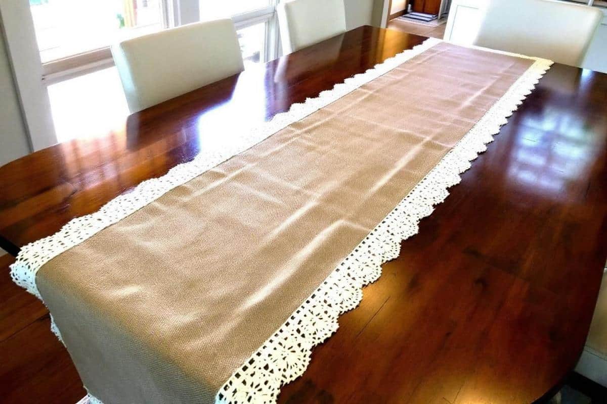 Chemin de table en toile de jute avec dentelle pas cher