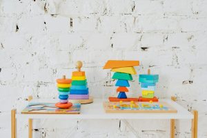 Bibliothèque bébé Montessori basse en bois avec livres colorés présentés face avant