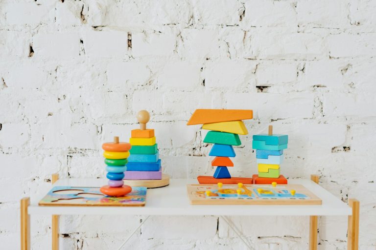 Bibliothèque bébé Montessori basse en bois avec livres colorés présentés face avant
