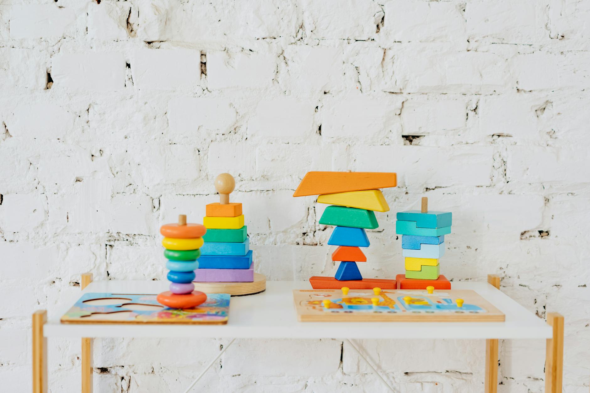 Bibliothèque bébé Montessori basse en bois avec livres colorés présentés face avant