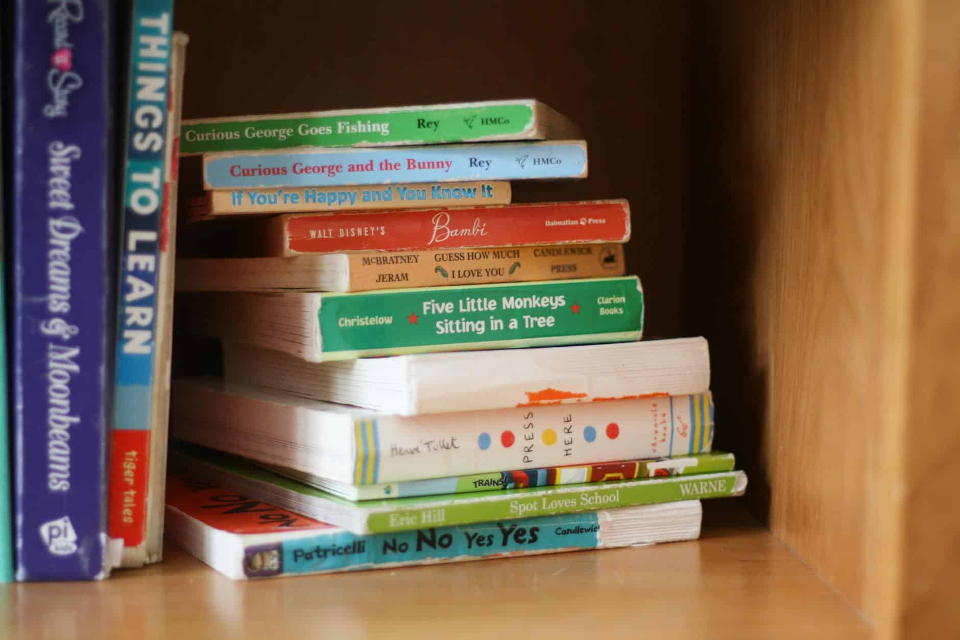 Différents types de bibliothèques enfant dans chambre moderne et lumineuse