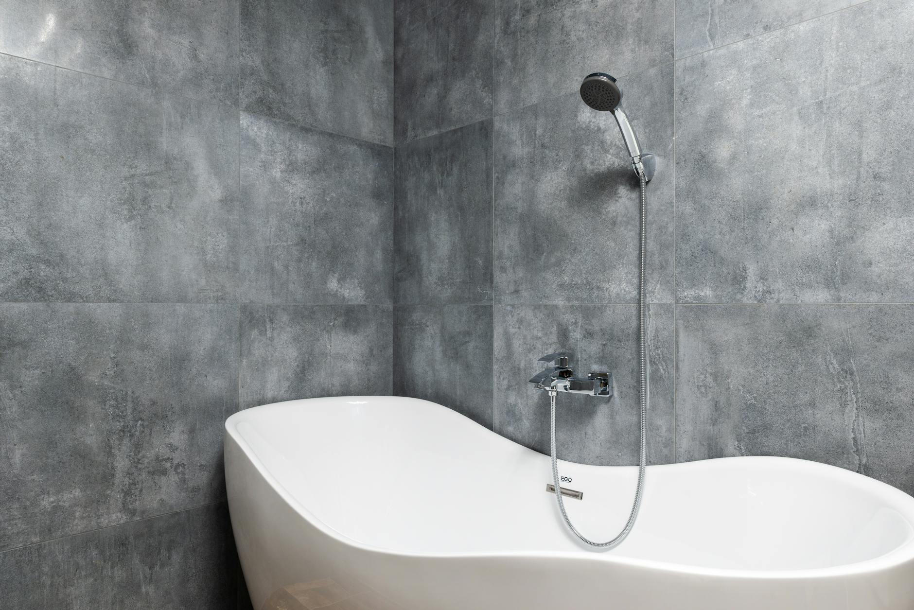 Salle de bain moderne avec carrelage grand format gris et douche italienne