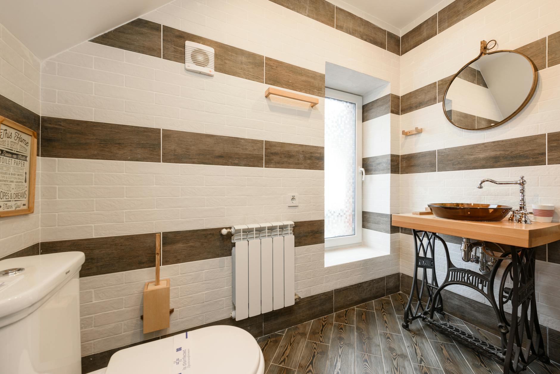 Salle de bain chaleureuse avec carrelage effet bois et décoration naturelle