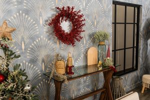 Décoration Noël chic DIY avec fleurs séchées et accents dorés sur table marbre