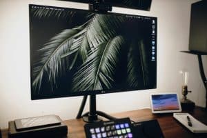 Lampe bureau design LED moderne sur bureau bois minimaliste