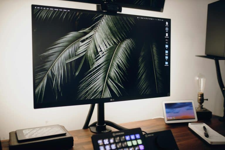 Lampe bureau design LED moderne sur bureau bois minimaliste