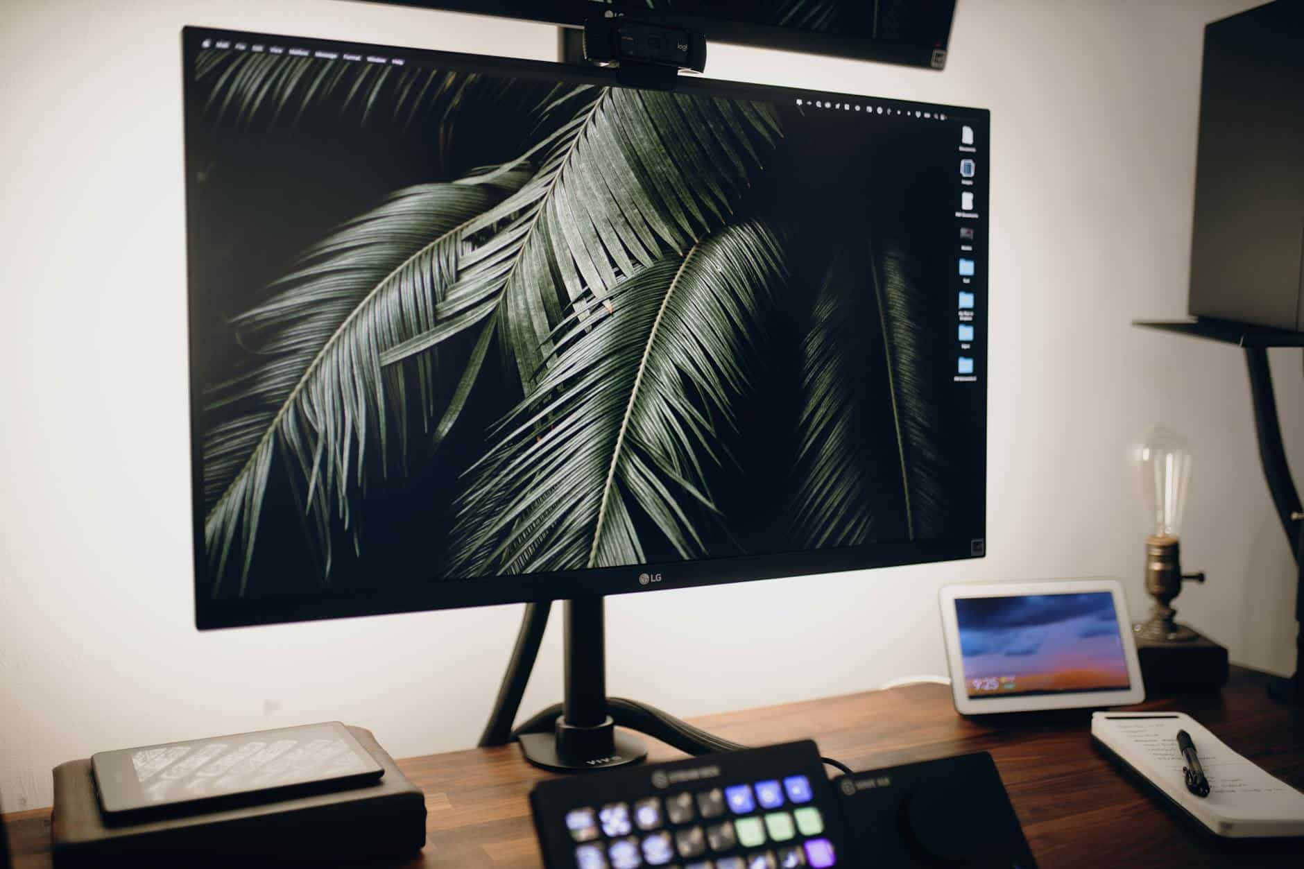 Lampe bureau design LED moderne sur bureau bois minimaliste