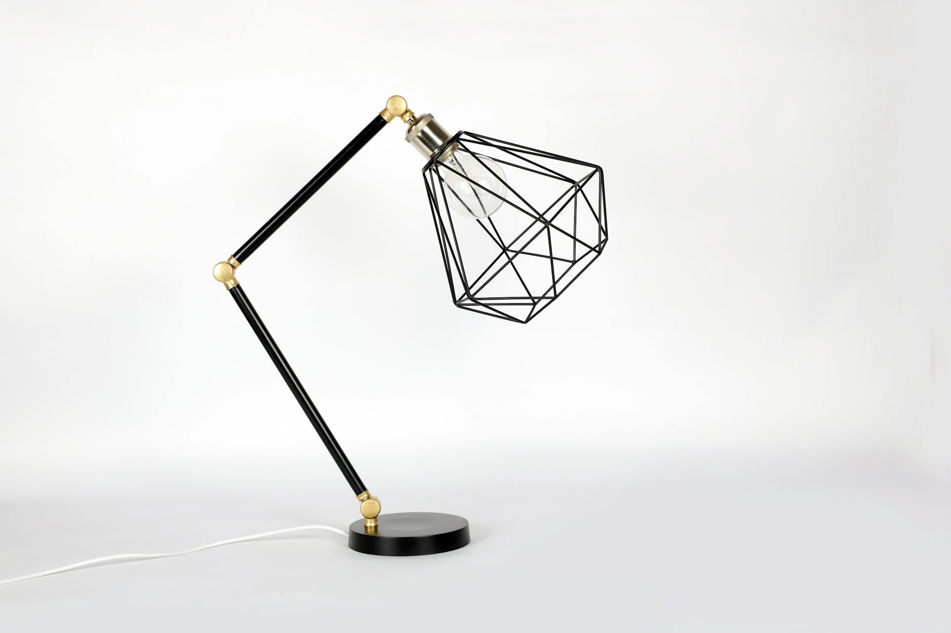 Lampe de bureau style scandinave sur bureau chêne clair
