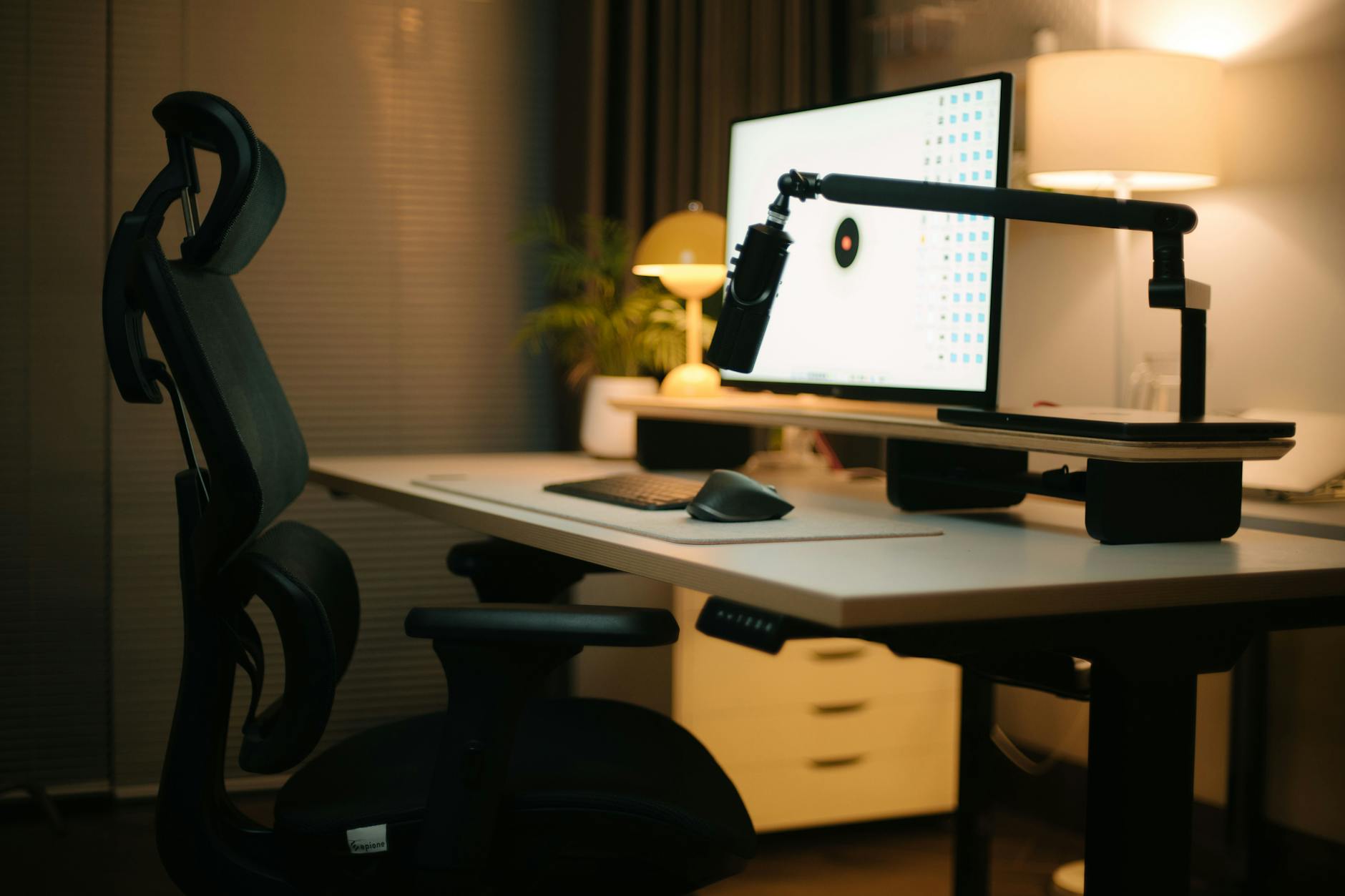 Espace créatif avec lampe bureau articulée design ajustable