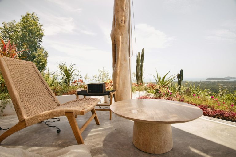 Lampe sans fil rechargeable sur table de terrasse éclairage chaleureux