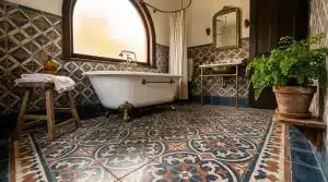 Salle de bain élégante avec baignoire blanche et carrelage ornemental