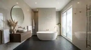 Salle de bain luxueuse avec baignoire blanche et finitions dorées