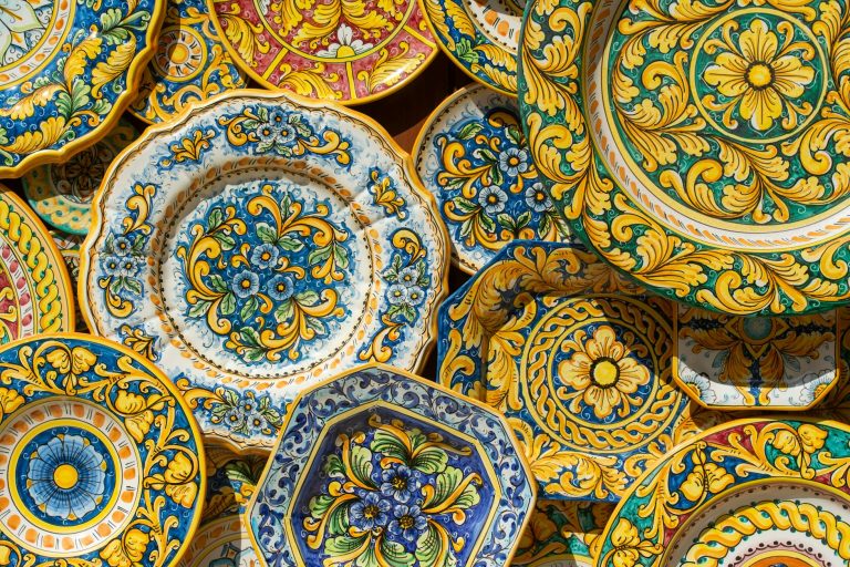 Assiettes majolique italienne peintes à la main avec motifs Renaissance sur table rustique
