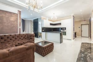 Aménagement cuisine salon 30m2 ouvert avec péninsule et parquet clair