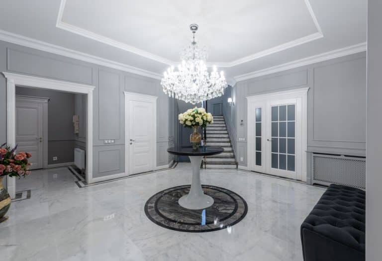 Déco hall d'entrée chic avec miroir rond doré et console marbre