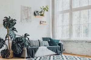 Décoration murale salon scandinave avec mur de cadres au-dessus du canapé