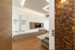 Salon moderne avec habillage mural en bois de chêne naturel et lumière douce