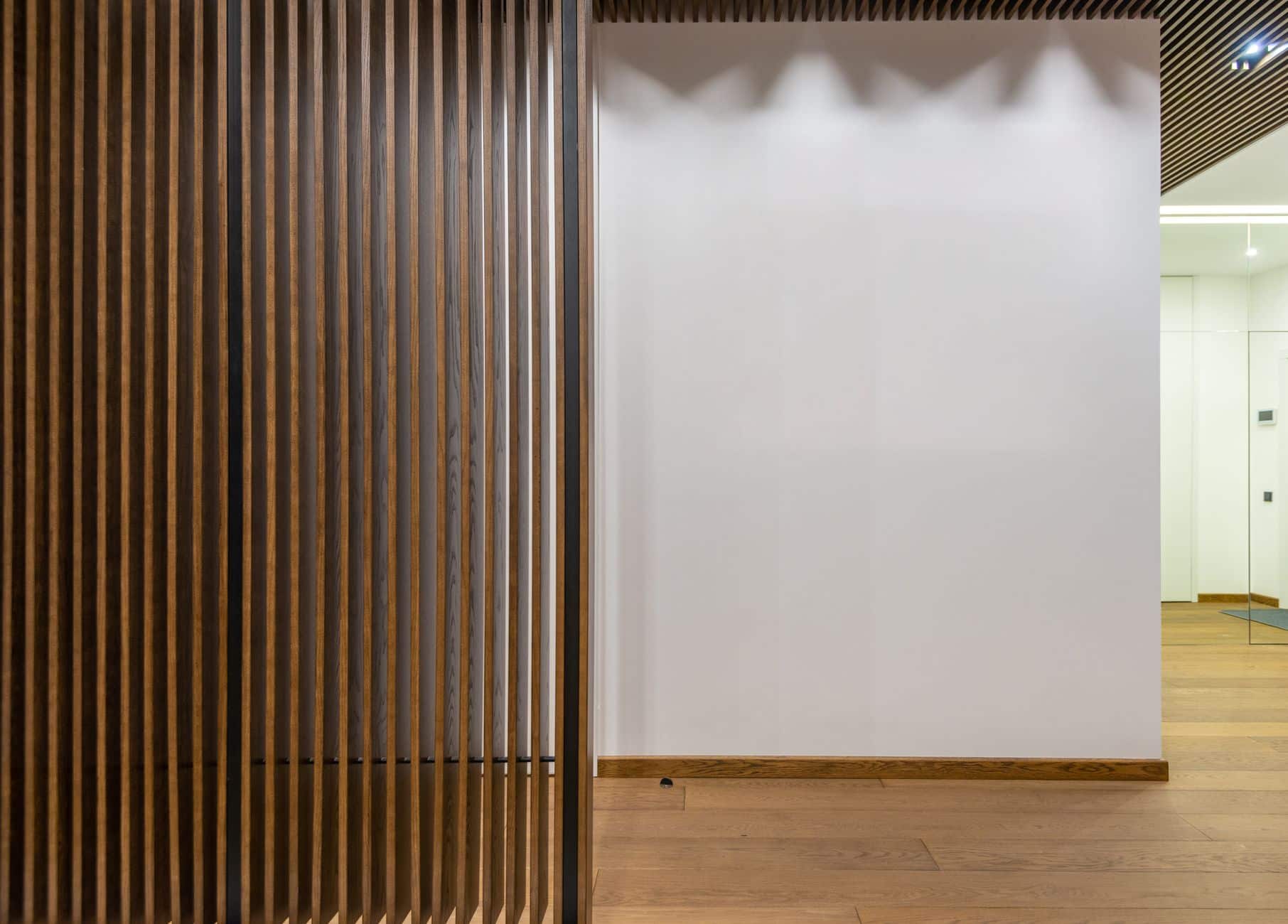 Installation de tasseaux bois muraux en pose DIY avec outils de mesure