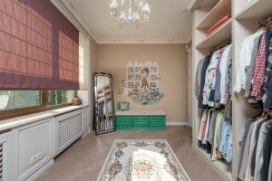 Emplacement miroir chambre sur mur latéral près fenêtre