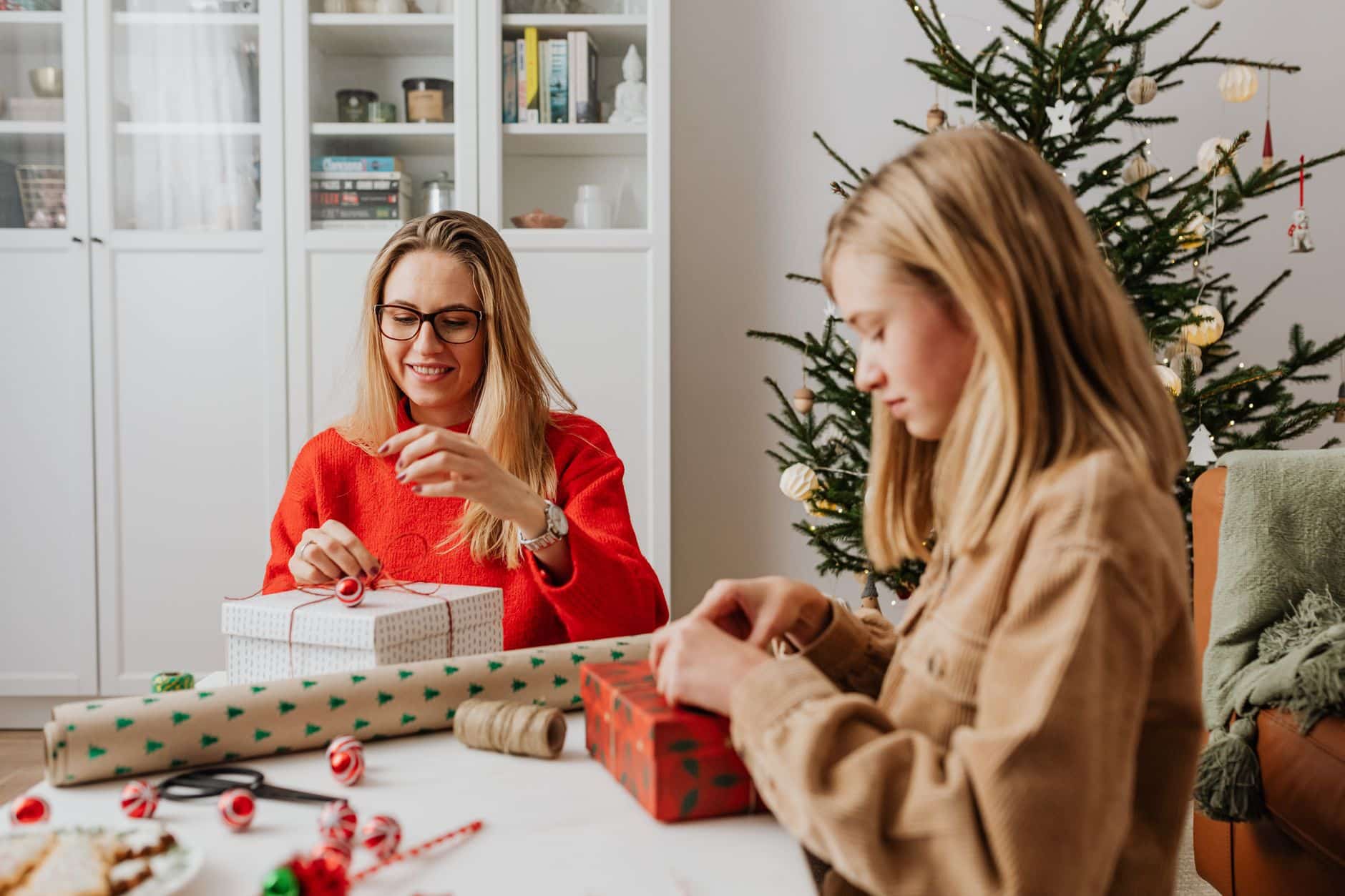 Emballage cadeau Noël adolescent avec accessoires tech