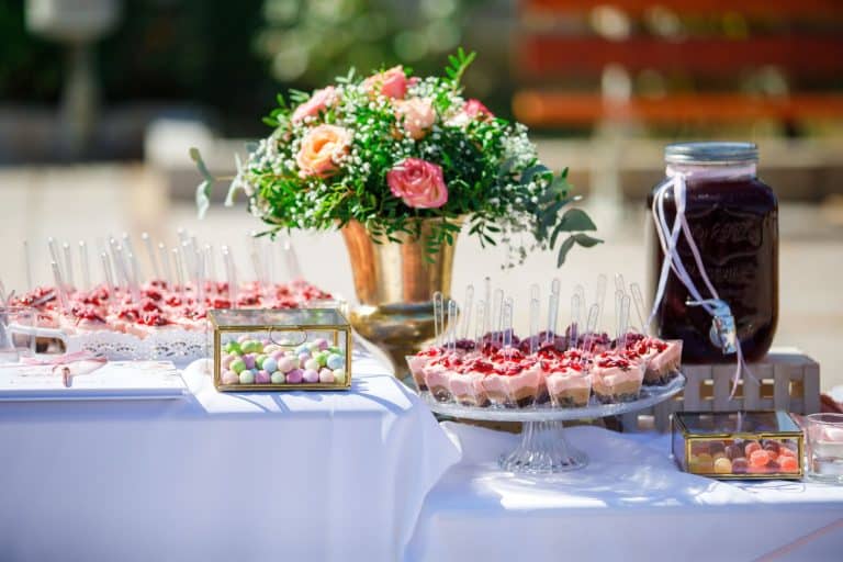 Candy bar mariage élégant avec bocaux en verre et bonbons pastel