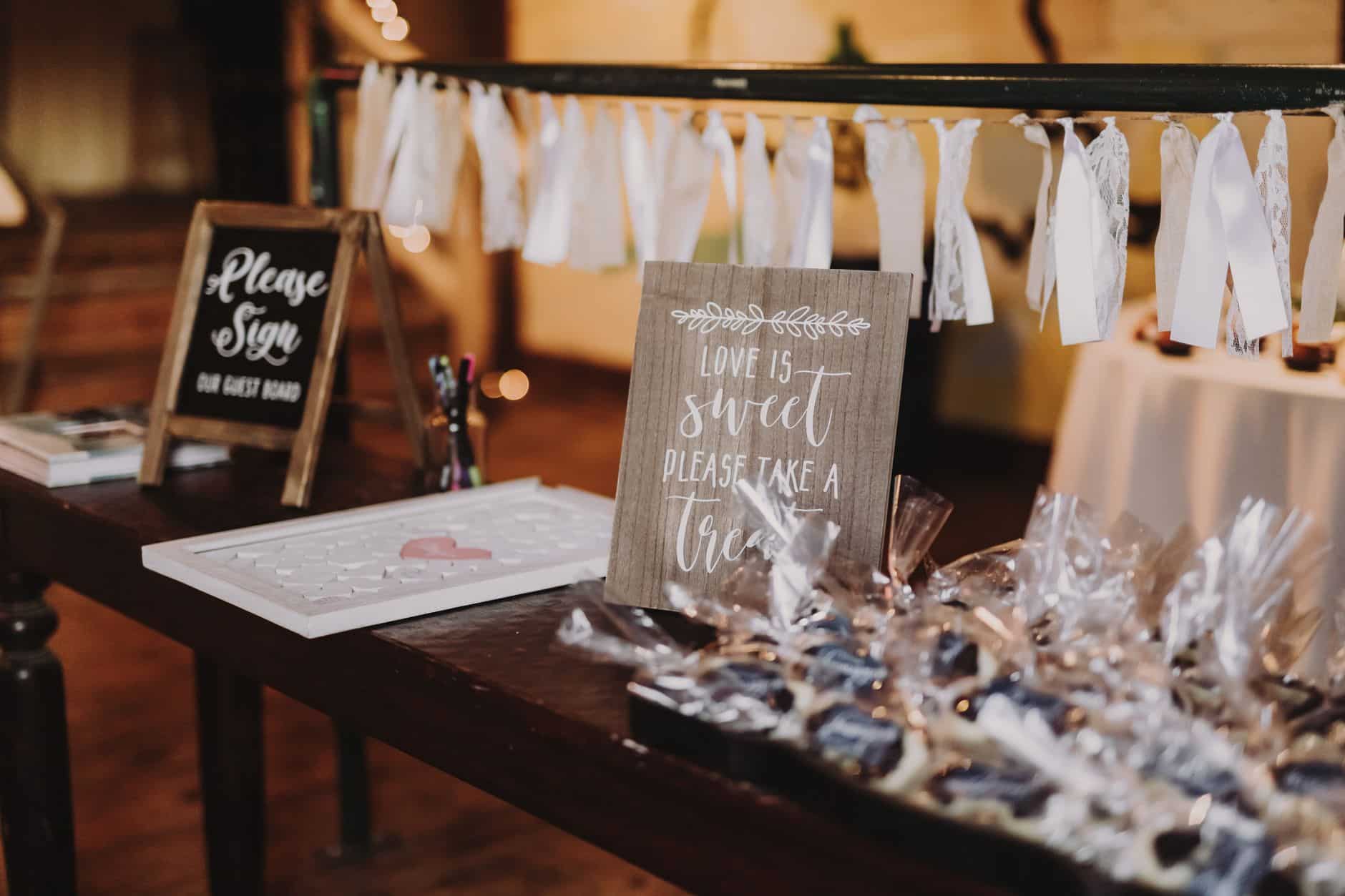 Candy bar mariage champêtre avec caisses en bois et dragées