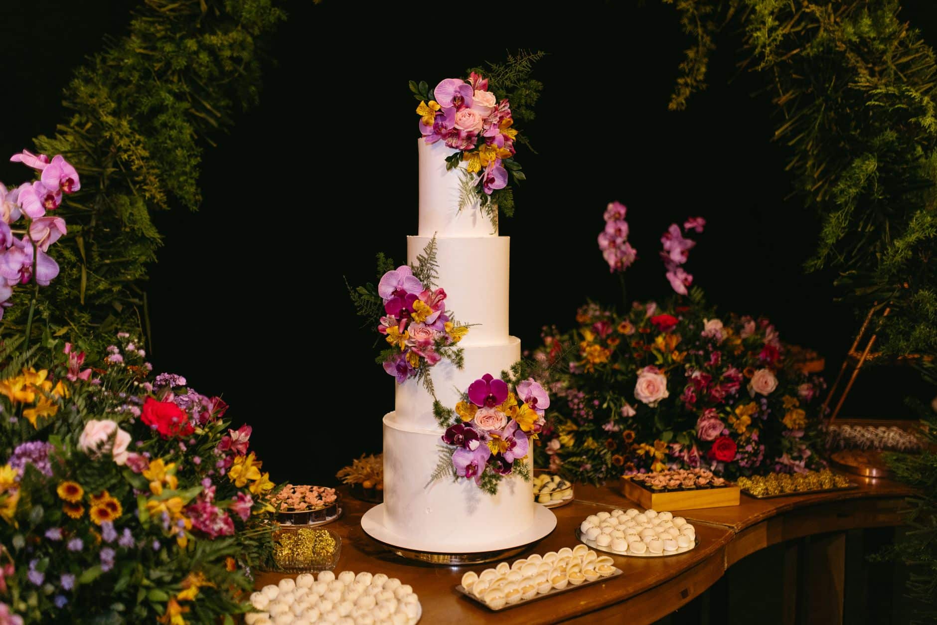 Sweet table mariage DIY colorée avec sucettes et sachets kraft