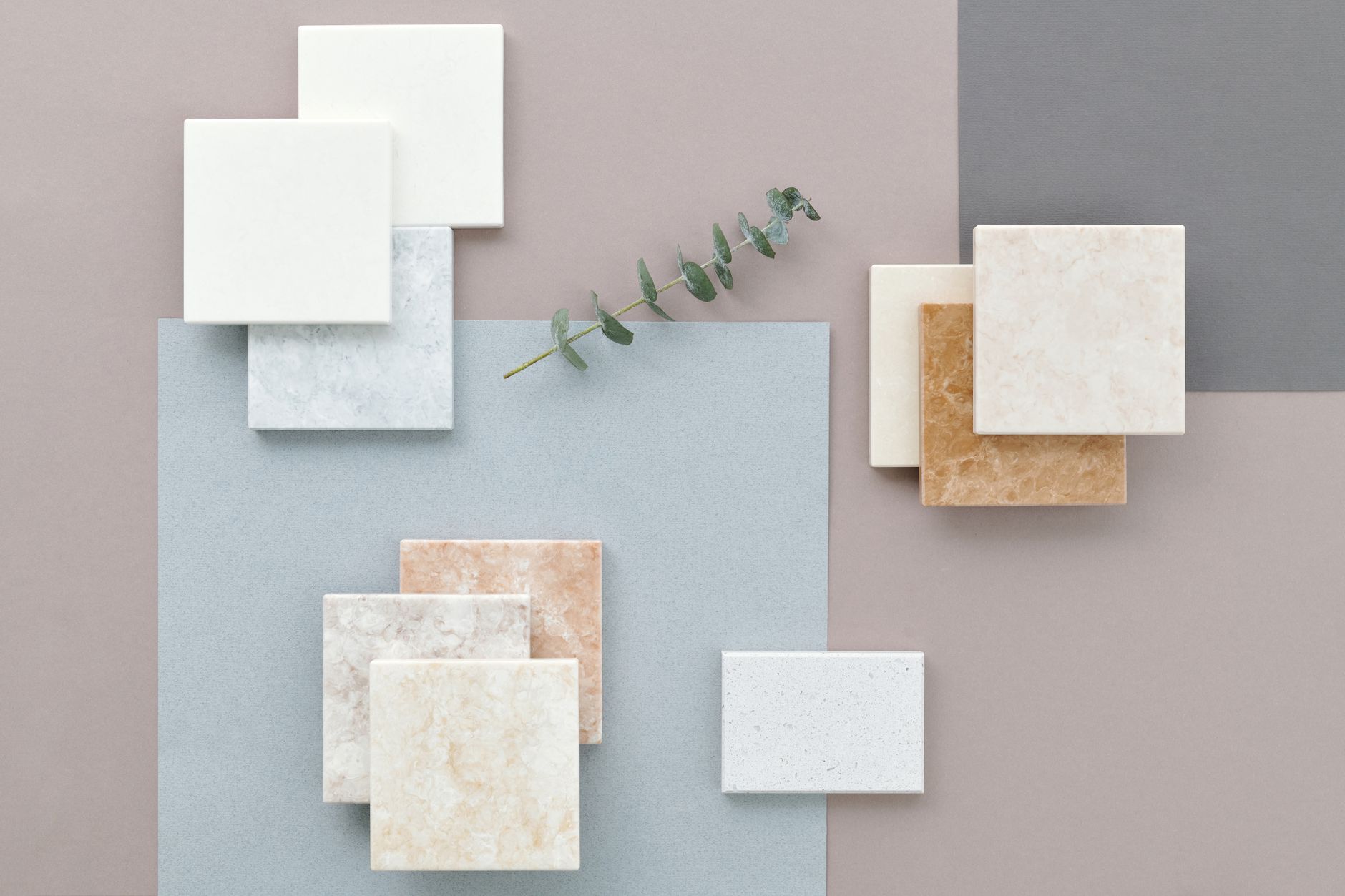 Échantillons de carrelage 90x90 finitions béton et marbre