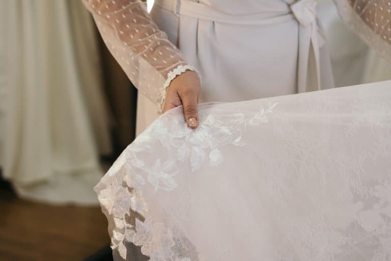 Comparatif des cinq types de dentelle pour robe de mariée sur fond blanc