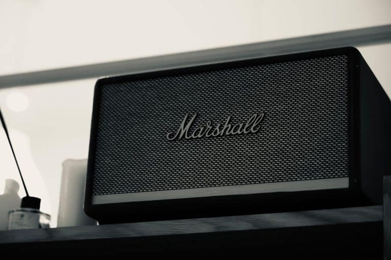 Enceinte design Bluetooth posée dans un salon contemporain minimaliste