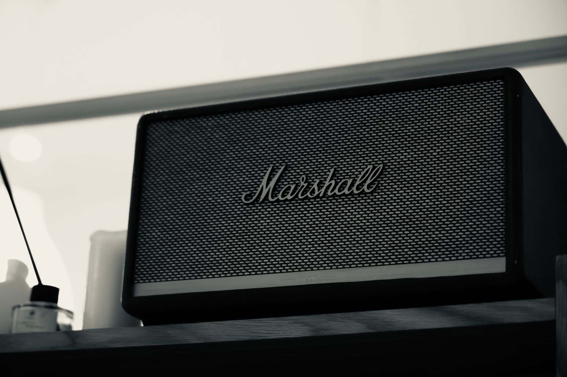 Enceinte design Bluetooth posée dans un salon contemporain minimaliste