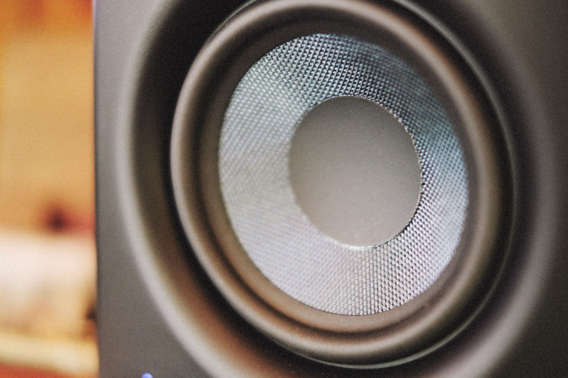 Enceinte design haut de gamme en aluminium dans un appartement moderne