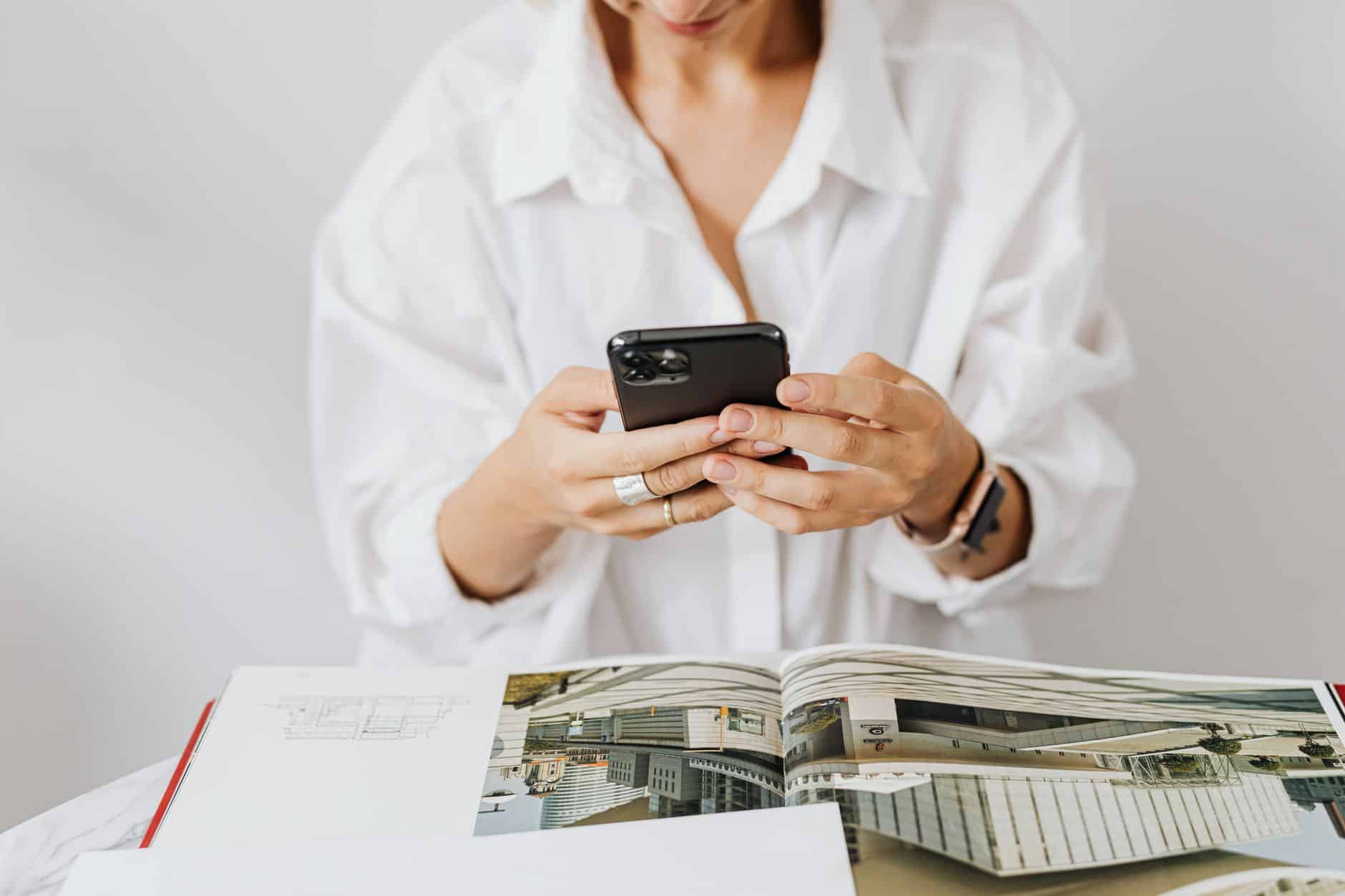 Lectrice consultant magazine tech design numérique sur tablette