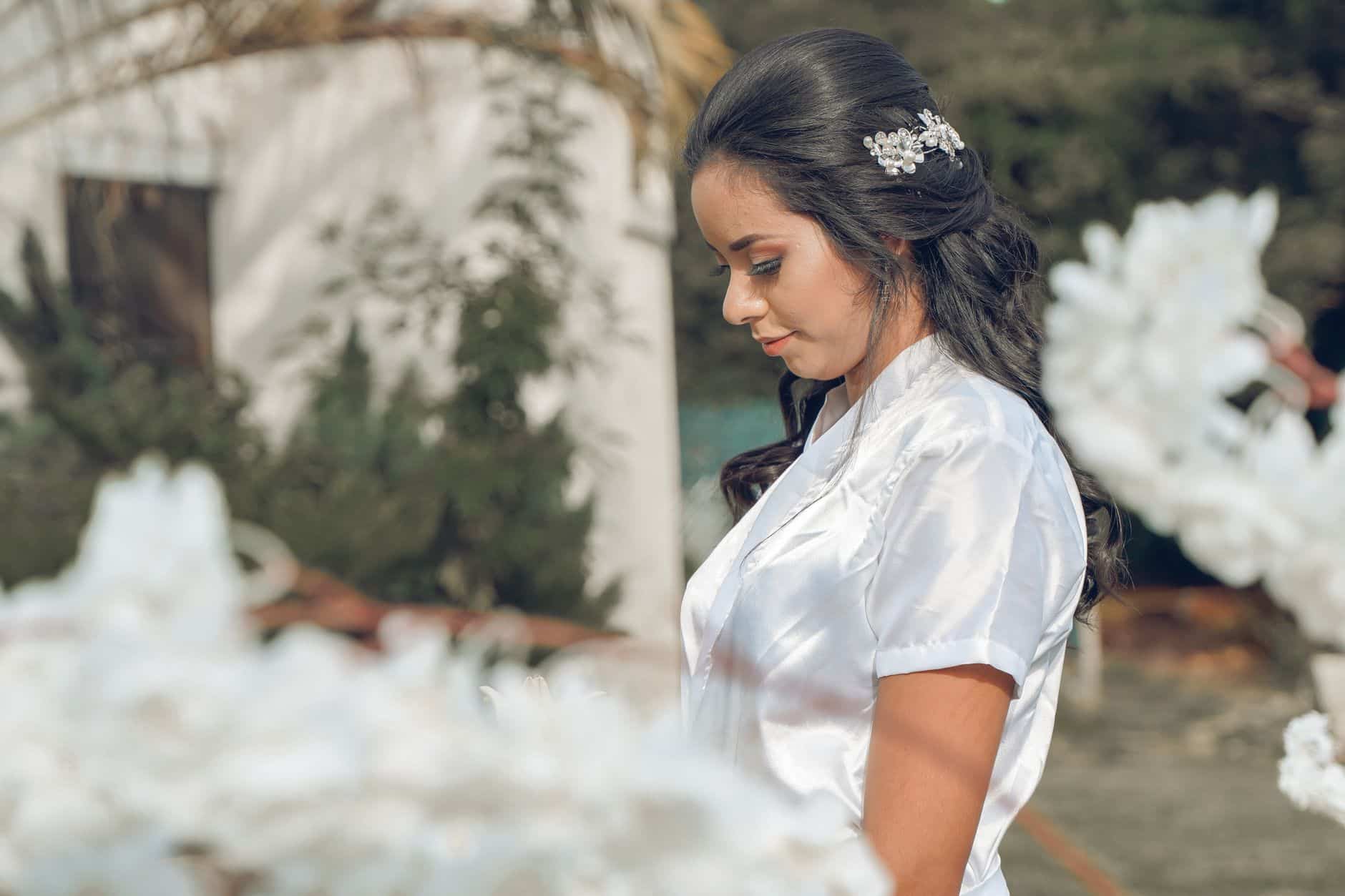 Serre-tête mariage cristal élégant sur satin blanc