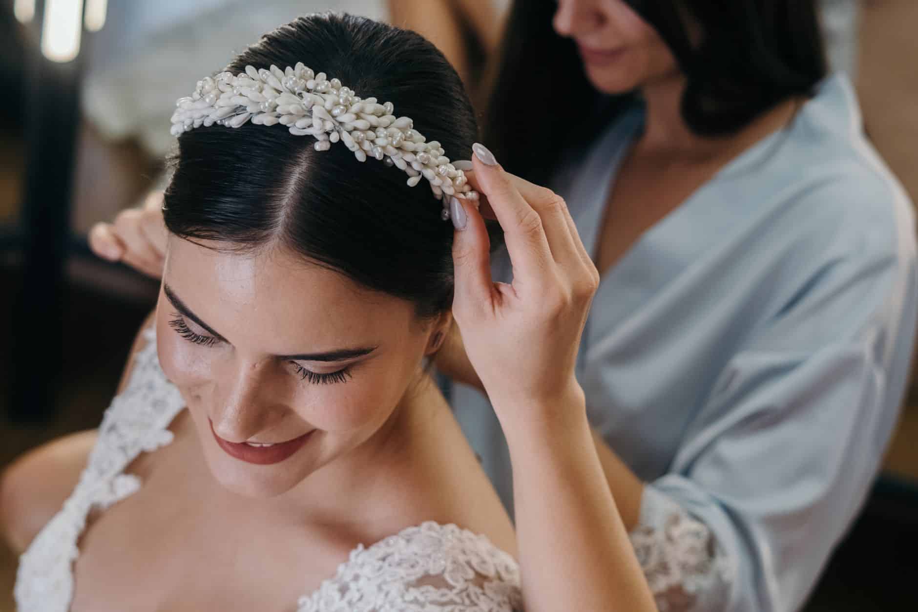 Mariée portant serre-tête perles et cristal avec chignon