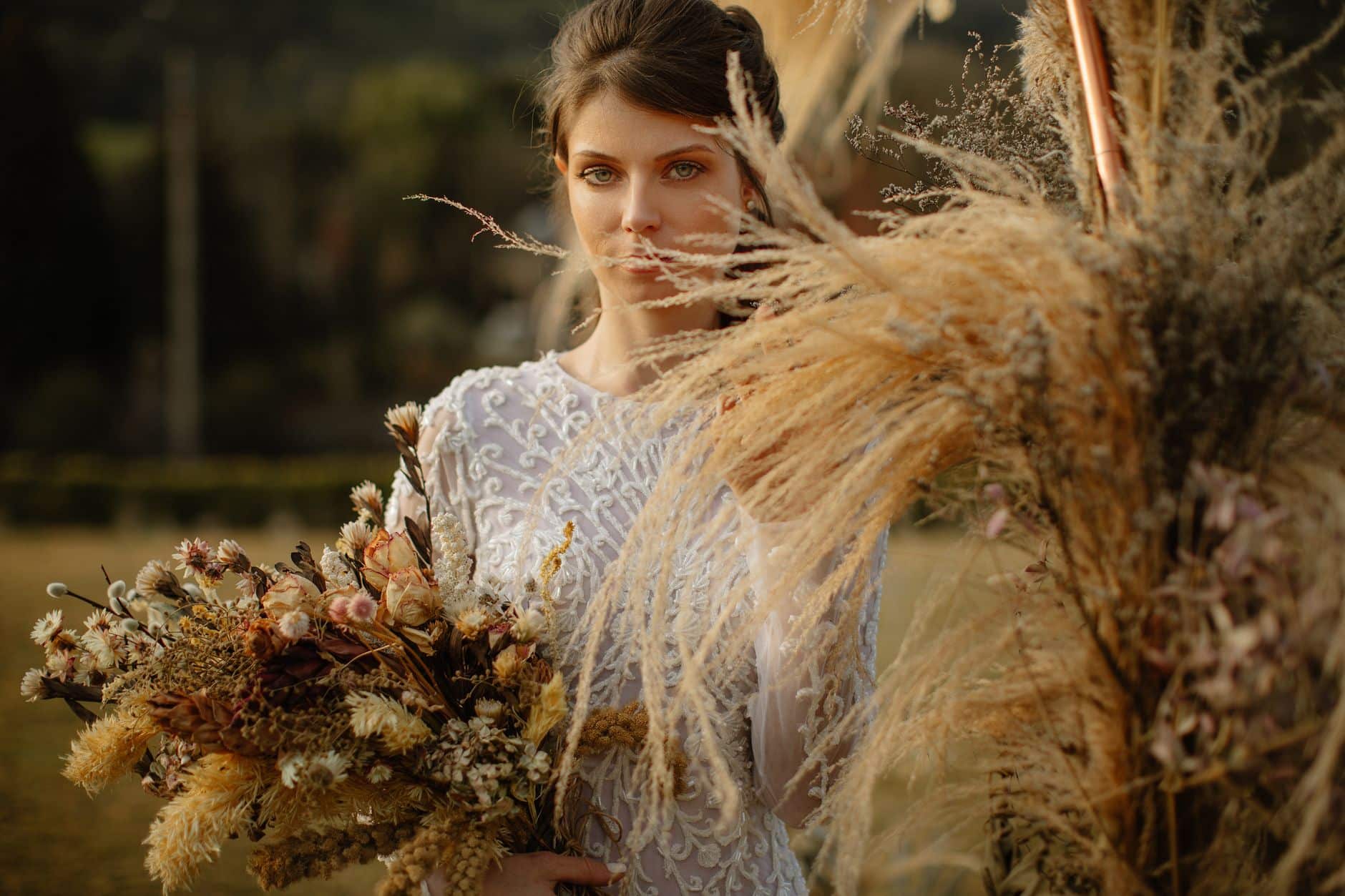 Serre-tête fleurs séchées mariée bohème en extérieur