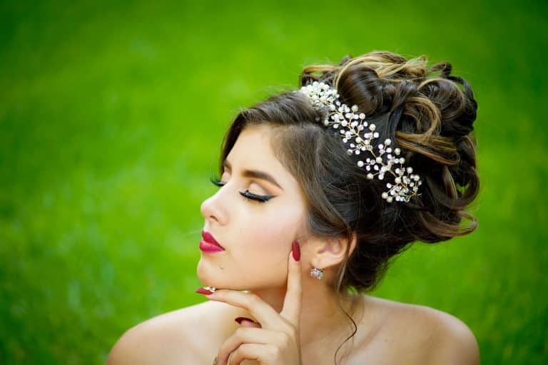 Accessoires mariage cheveux disposés à plat sur soie blanche