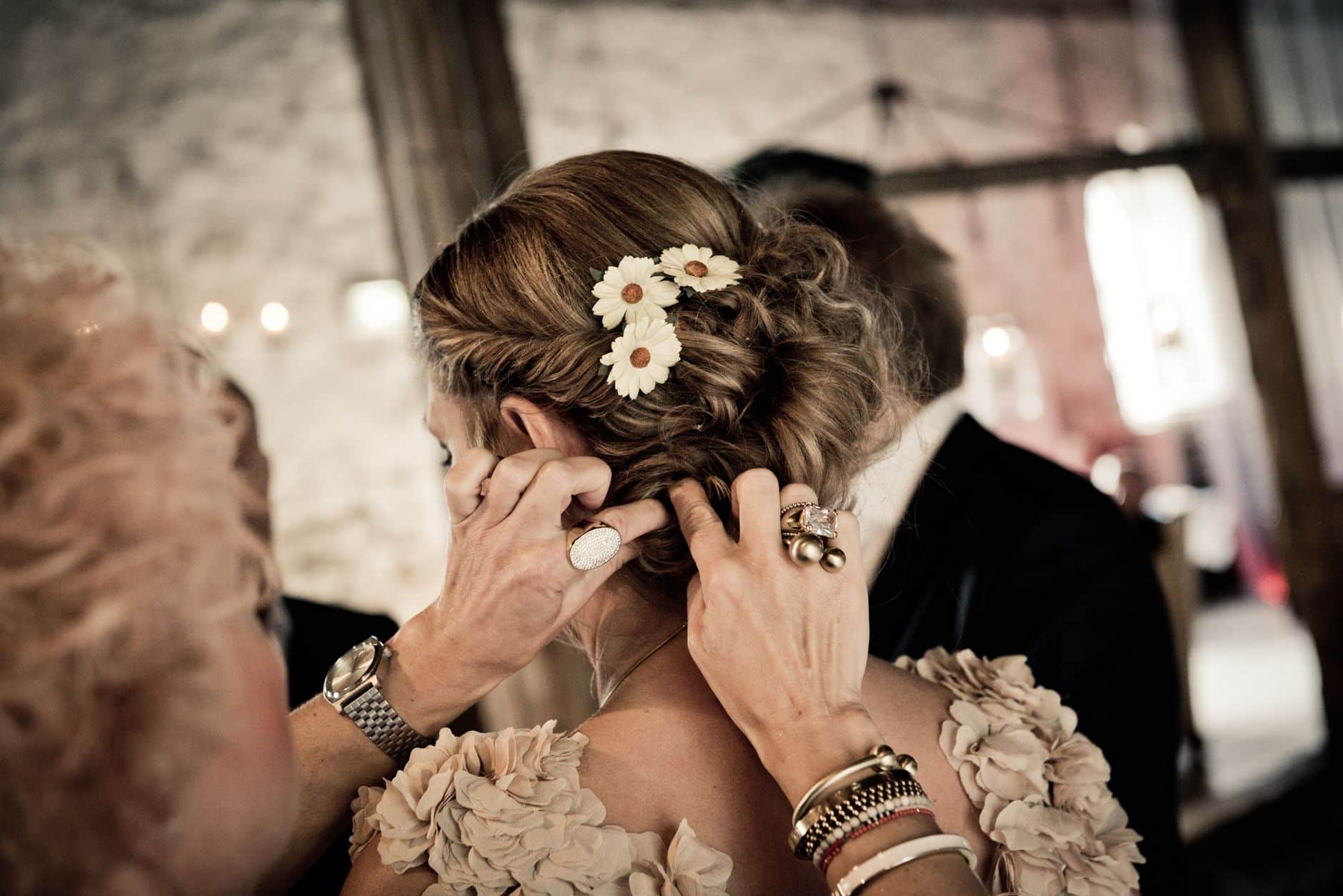 Épingles cheveux mariage dorées sur demi-attache bohème