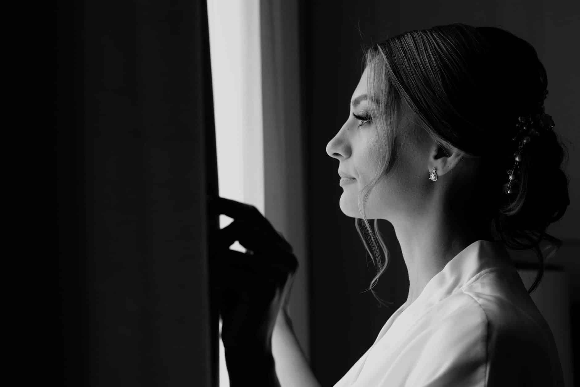 Barrette dorée minimaliste sur chignon lisse de mariée