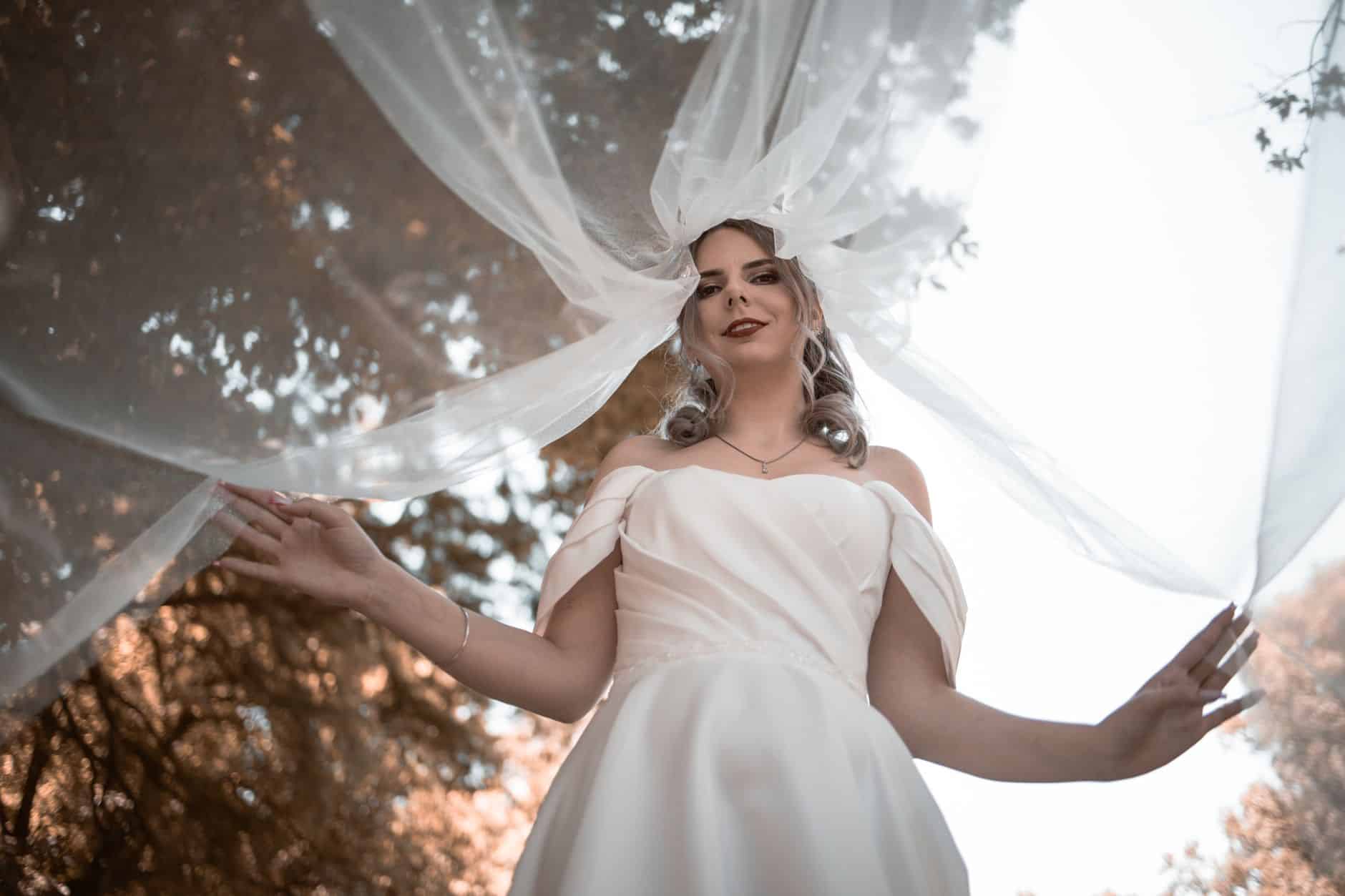 Accessoire cheveux discret pour invitée de mariage