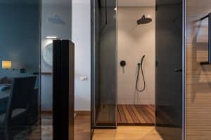 Cabine de douche italienne moderne dans salle de bain élégante