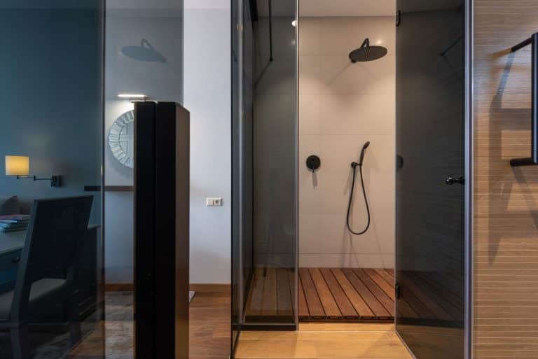 Cabine de douche italienne moderne dans salle de bain élégante