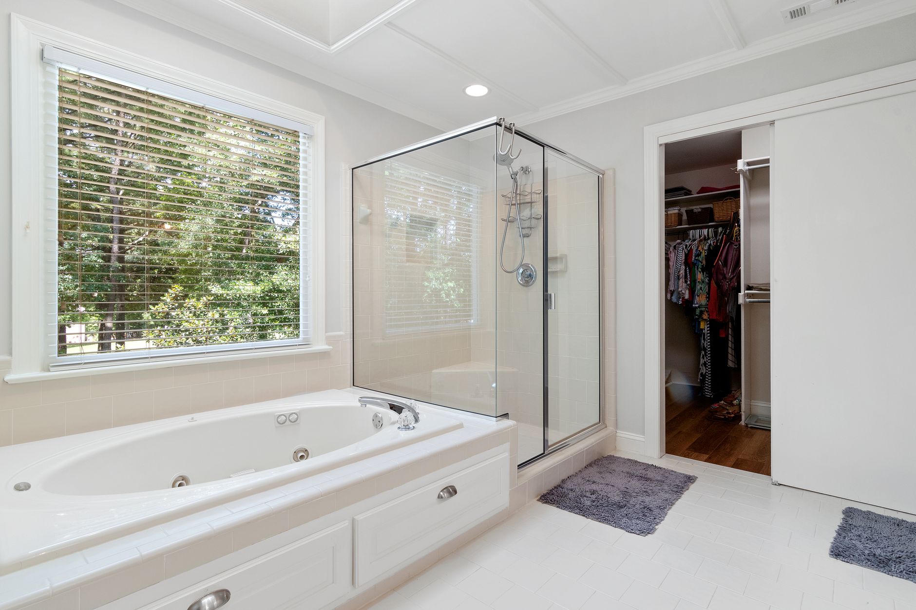 Cabine de douche italienne accessible seniors avec barre d'appui