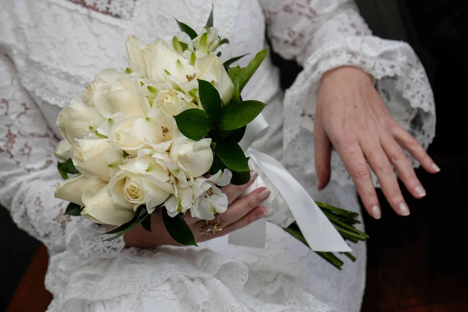 Châle mariage ivoire cachemire porté par la mariée en extérieur